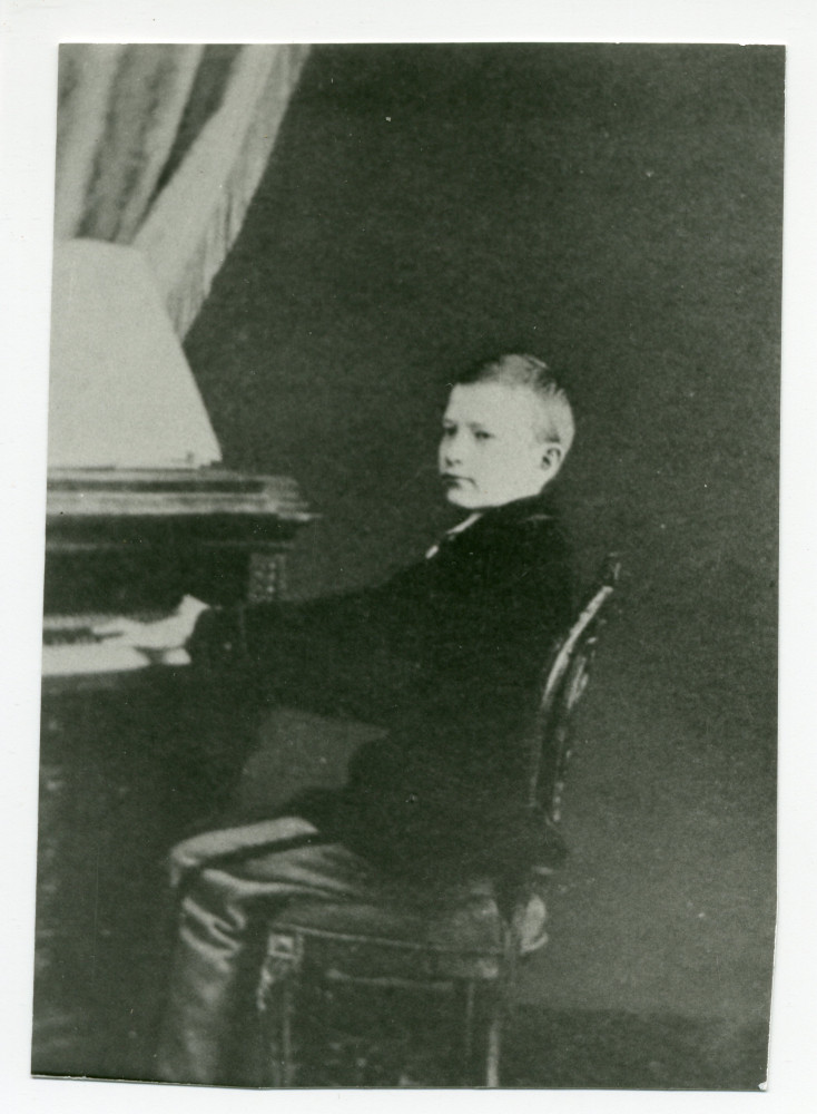 Photographie au piano du jeune Paderewski âgé d'environ 11 ans