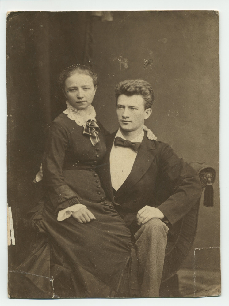 Photographie de Paderewski, âgé d'environ 19 ans, avec sa sœur Antonina sur le genou droit, réalisée au cabinet de V. Vilkonski à Varsovie