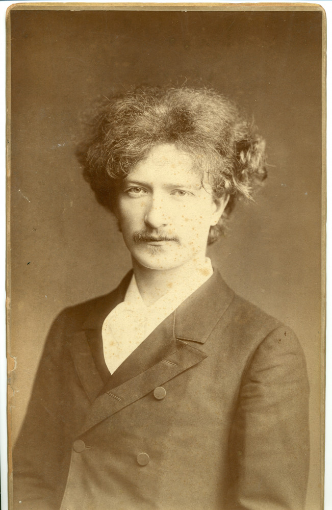 Photographie du «jeune lion» Paderewski par la London Stereoscopic & Photographic Company Limited de Londres, prise sans doute lors de sa première tournée anglaise de 1890 (puis utilisée lors de sa première tournée américaine de 1891)