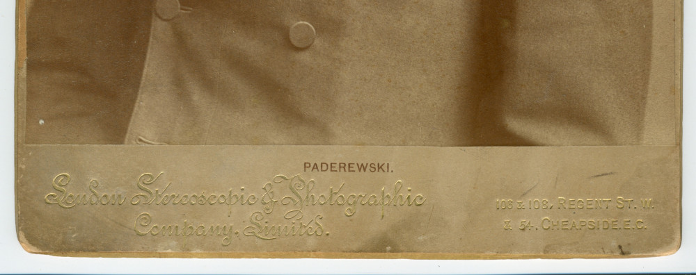 Photographie du «jeune lion» Paderewski par la London Stereoscopic & Photographic Company Limited de Londres, prise sans doute lors de sa première tournée anglaise de 1890 (puis utilisée lors de sa première tournée américaine de 1891)