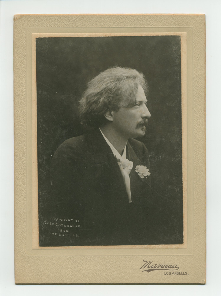 Photographie de Paderewski, œillet à la boutonnière, prise en 1900 à Los Angeles par Theodore C. Marceau – tirage original sur carton