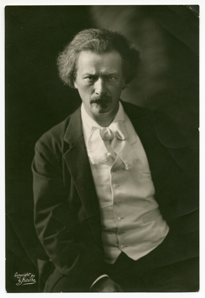 Photographie de Paderewski, assis de face, prise en 1907 par Georges Nitsche à Lausanne