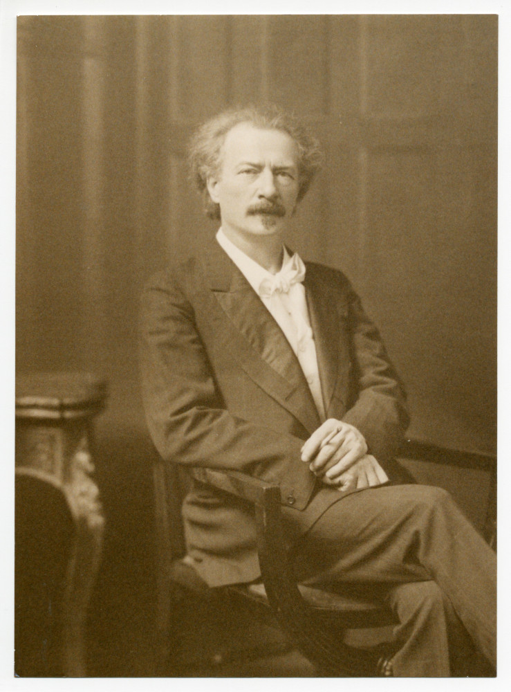 Photographie de Paderewski assis, avec une cigarette allumée dans la main gauche, prise vers 1910 par la London Stereoscopic & Photographic Company Limited