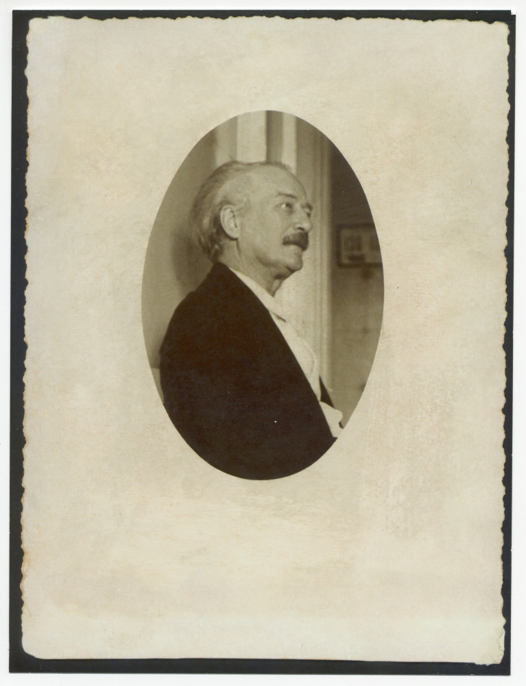 Photographie en médaillon de Paderewski hospitalisé à Lausanne en 1930, prise (avec son autorisation) par Mme Irène Duport, née Spühler, infirmière
