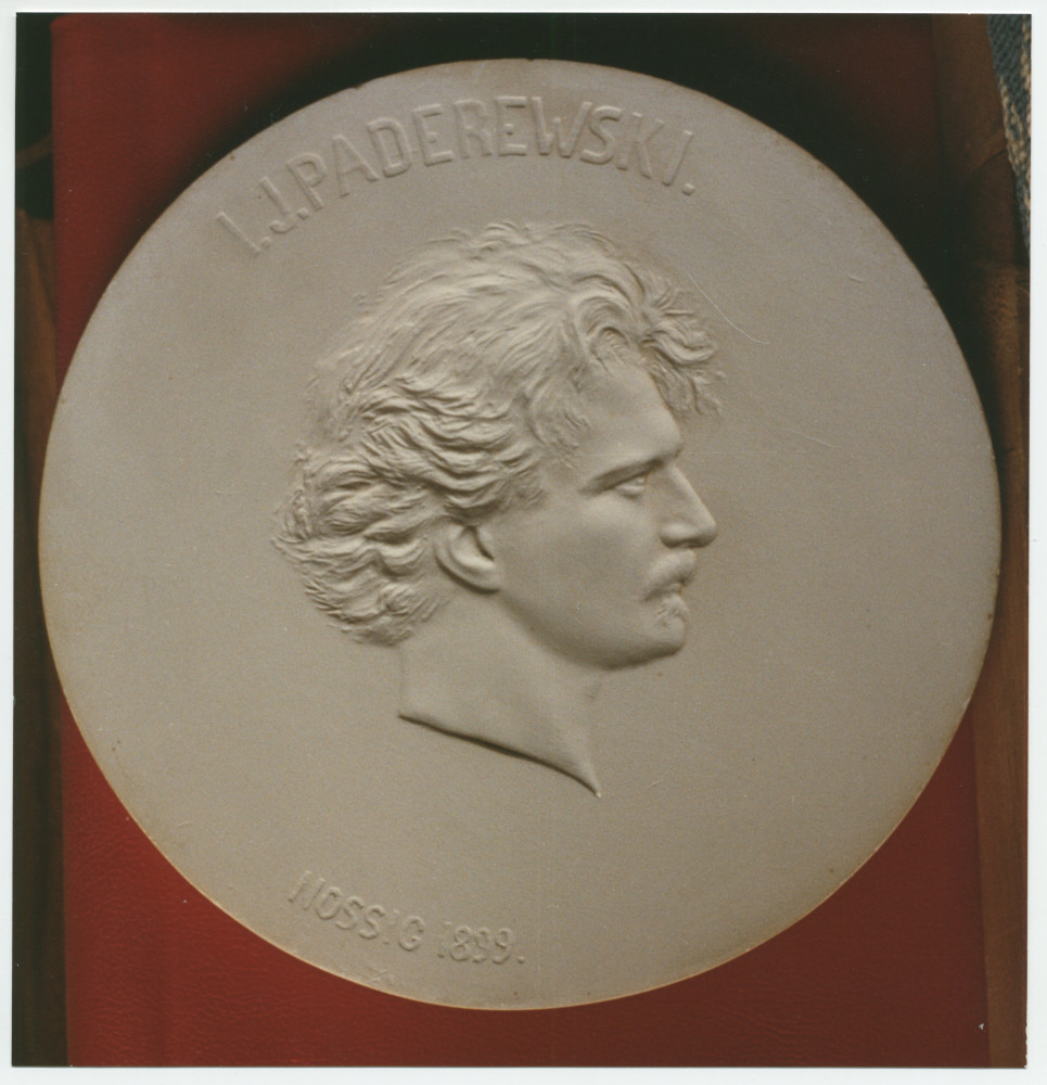 Photographie du relief en plâtre de Paderewski réalisé en 1899 par Alfred Nossig, propriété du Musée Paderewski de Morges