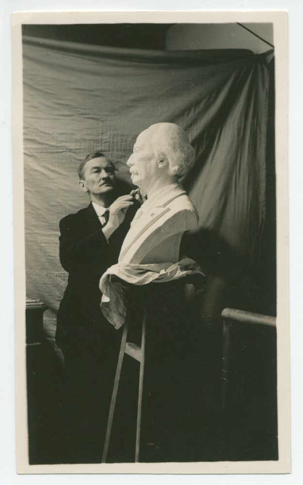 Photographie de François Black travaillant à Riond-Bosson en 1930 (?) à un buste de Paderewski