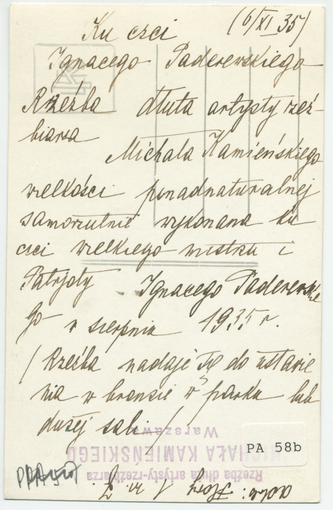 Photographie noir-blanc de la statue de Paderewski réalisée en 1935 par Michal Kamienski, qui sera érigée en 1978 dans les jardins du Conservatoire de Varsovie – avec légende en polonais au verso