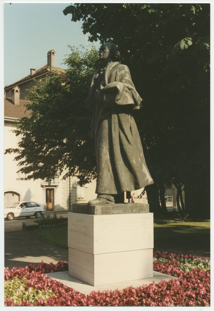 Photographie couleur de la statue de Paderewski réalisée par Milo Martin à la demande de la ville de Morges, érigée dans le Parc de Seigneux et inaugurée le 3 juillet 1948