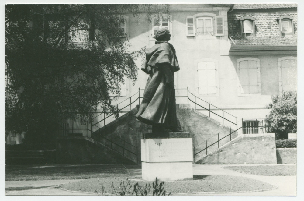 Photographie noir-blanc de la statue de Paderewski réalisée par Milo Martin à la demande de la ville de Morges, érigée dans le Parc de Seigneux et inaugurée le 3 juillet 1948