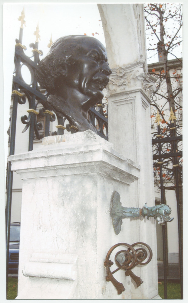 Photographie du buste de Paderewski réalisé en 1964 par Alfons Magg et situé devant la grille nord de l'Hôtel des Trois Couronnes à Vevey