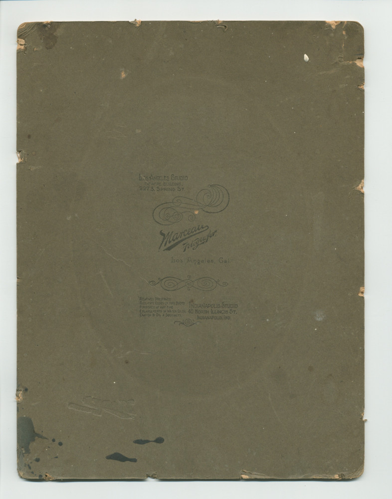 Photographie d'Ignace et Hélène Paderewski de profil réalisée par Marceau à Los Angeles au début de leur union – tirage ovale signé sur carton (avec verso) – tirage rectangulaire sur carton (jusqu'à la taille) – reproduction noir-blanc (détail)