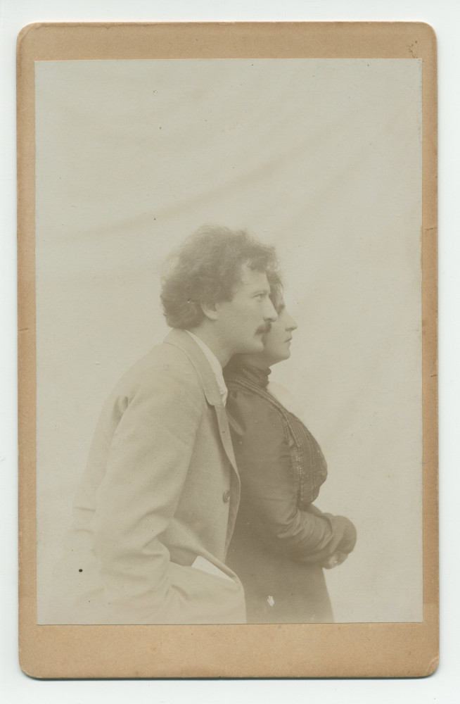 Photographie d'Ignace et Hélène Paderewski de profil réalisée par Marceau à Los Angeles au début de leur union – tirage ovale signé sur carton (avec verso) – tirage rectangulaire sur carton (jusqu'à la taille) – reproduction noir-blanc (détail)