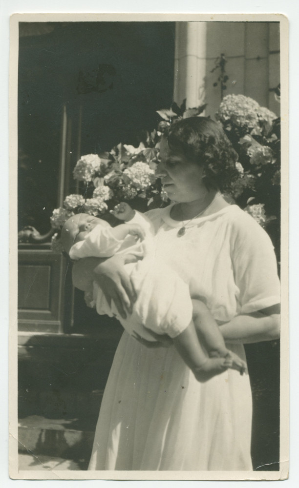 Photographie d'Ignace Obuchowicz (filleul de Paderewski), bébé, dans les bras de sa mère, Barbara Obuchowicz (demi-sœur d'Hélène Paderewska), devant l'entrée principale de Riond-Bosson