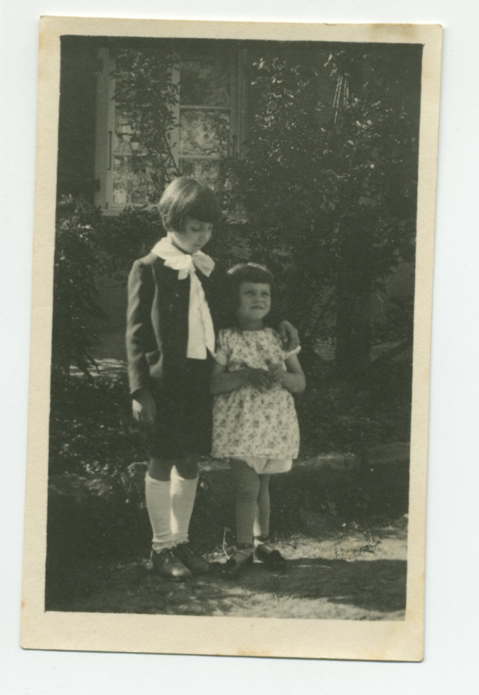 Photographie d'Ignace Obuchowicz (filleul de Paderewski), enfant, portant une Lavallière, avec sa sœur (?), dans le jardin de Riond-Bosson (?)