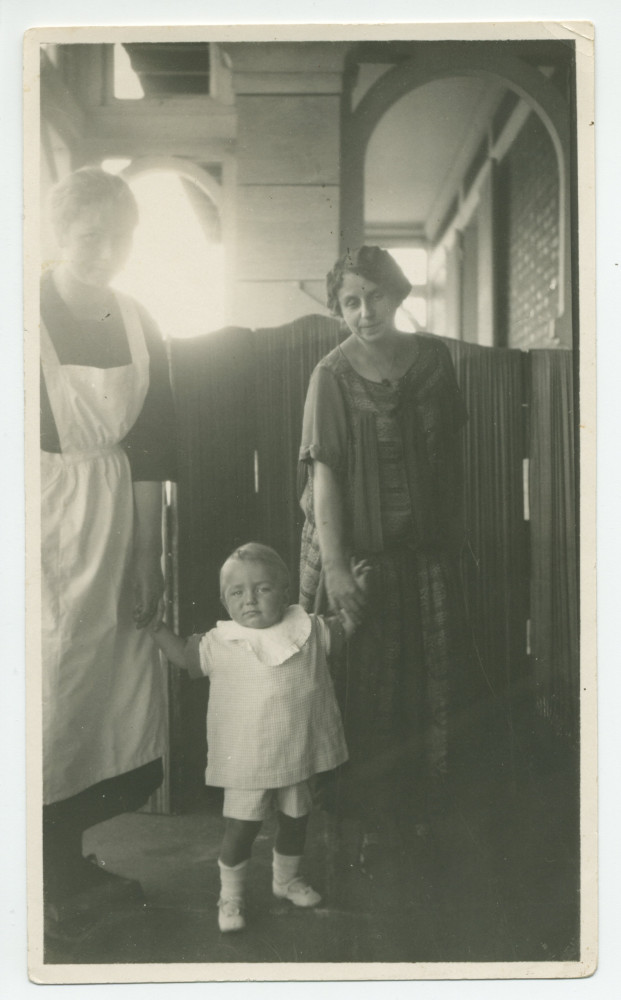 Photographie d'Ignace Obuchowicz (filleul de Paderewski), petit enfant, tenant les mains de sa mère, Barbara Obuchowicz (demi-sœur d'Hélène Paderewska), et d'une employée de maison (probablement de Riond-Bosson)