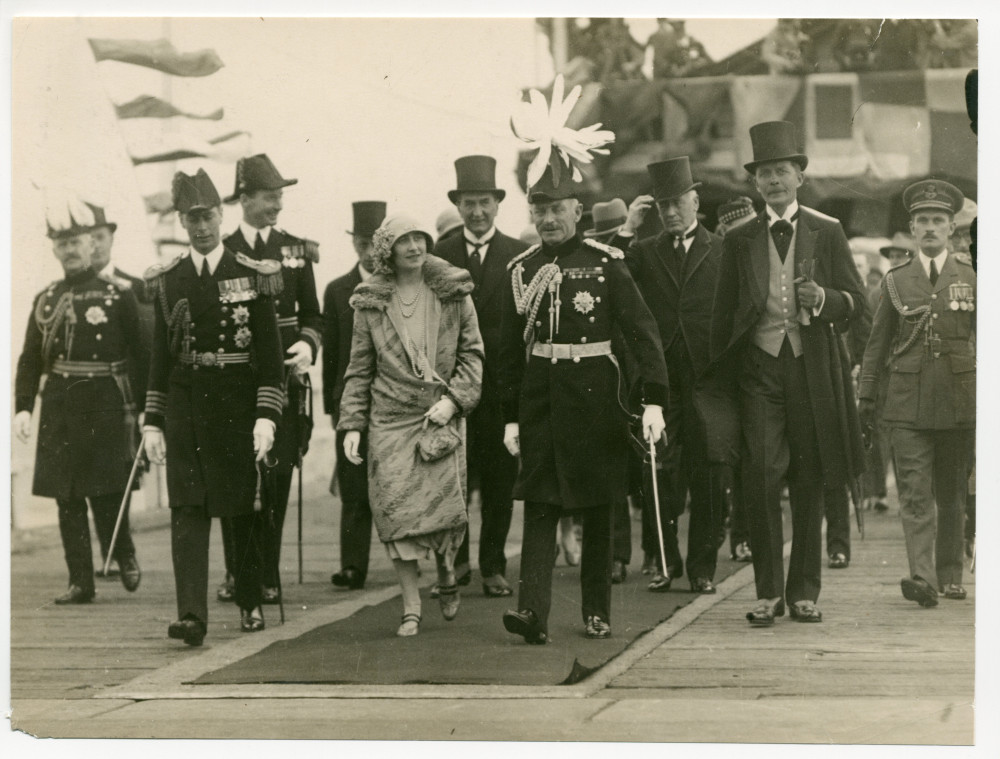 Photographie du duc Albert (1895-1952), futur roi d'Angleterre George V, et de la duchesse Elizabeth d'York (1900-2002), en 1927 à Melbourne (Australie), lors de leur premier voyage officiel à travers l'Empire britannique