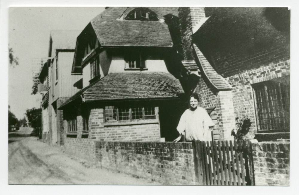 Photographie de Laurence Alma-Tadema (1865-1940) devant sa maison en Angleterre