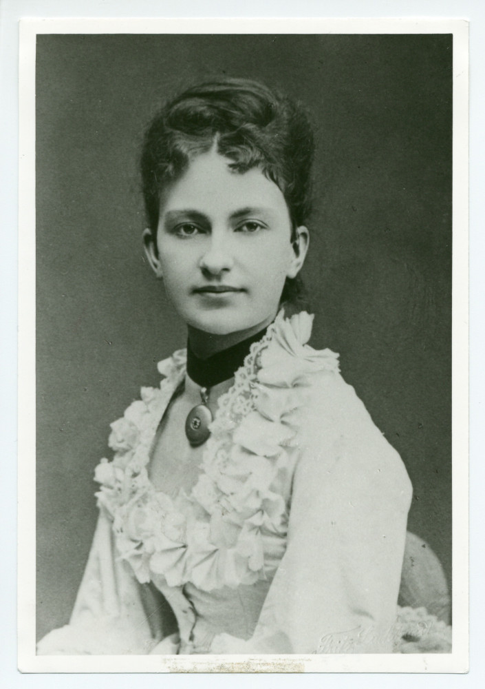 Photographie de la pianiste Annette Essipoff-Leszetycka (1851-1914), muse viennoise de Paderewski et seconde épouse de son professeur Theodor Leszetycki – avec un chemisier orné de dentelle blanche