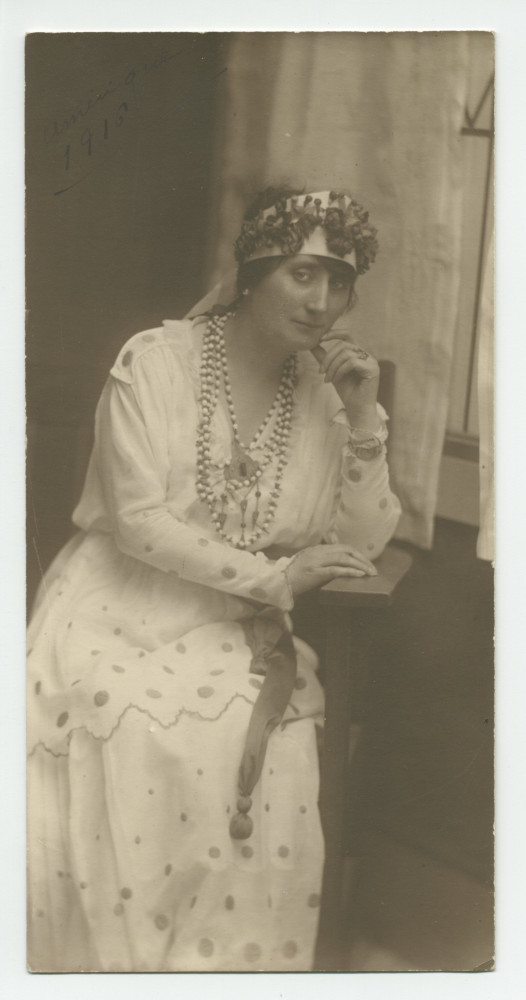 Photographie de Mlle Hélène Fuchs, gouvernante des Paderewski (à Riond-Bosson et dans leurs voyages), prise aux Etats-Unis en 1916