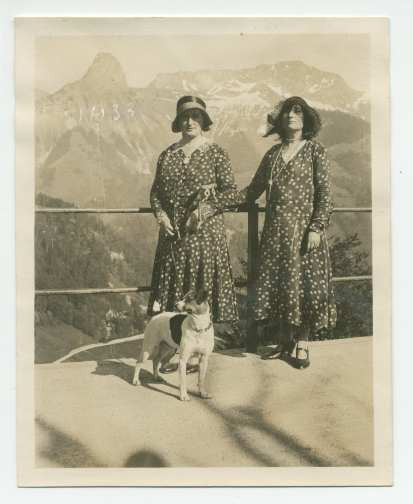 Photographie de Mlle Hélène Fuchs, gouvernante des Paderewski (à Riond-Bosson et dans leurs voyages), prise avec son chien face aux Rochers-de-Naye, en 1933, en compagnie de sa sœur (à droite) – accompagné d'une brève nécrologique