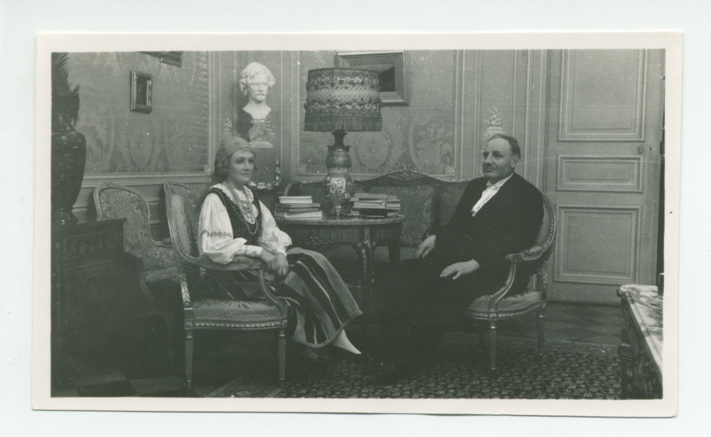 Photographie du Dr Raoul Masson, médecin et ami de Paderewski, et de sa fille Gilberte, en costume polonais (prêt de Hélène Lübcke), venant porter leurs vœux pour la nouvelle année à Antonina Wilkonska, assis dans le salon de Rion-Bosson