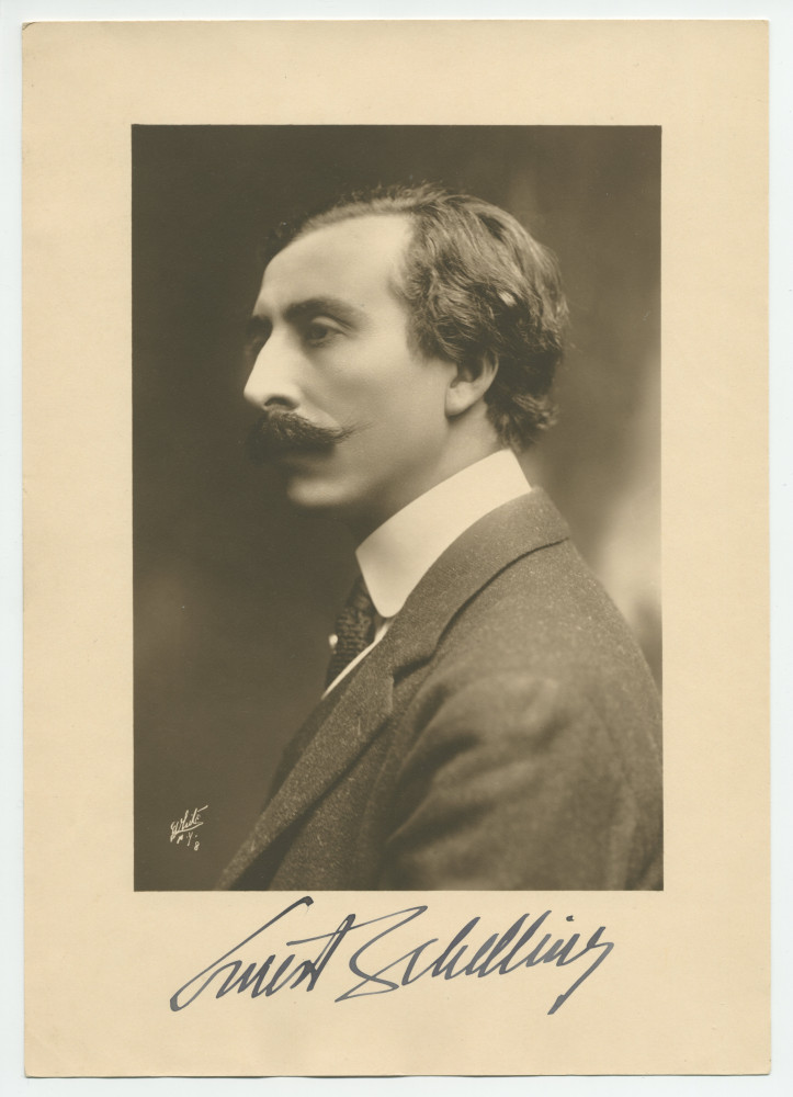 Photographie signée (de profil gauche) du pianiste, compositeur et chef d'orchestre américain d'origine suisse Ernest Schelling, réalisée à New York par un photographe non identifié – avec la signature originale de Schelling