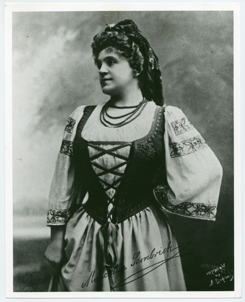 Photographie de la cantatrice Marcella Sembrich campant le rôle d'Ulana dans l'opéra «Manru» de Paderewski (en 1902 au Metropolitan Opera de New York?) – avec sa signature