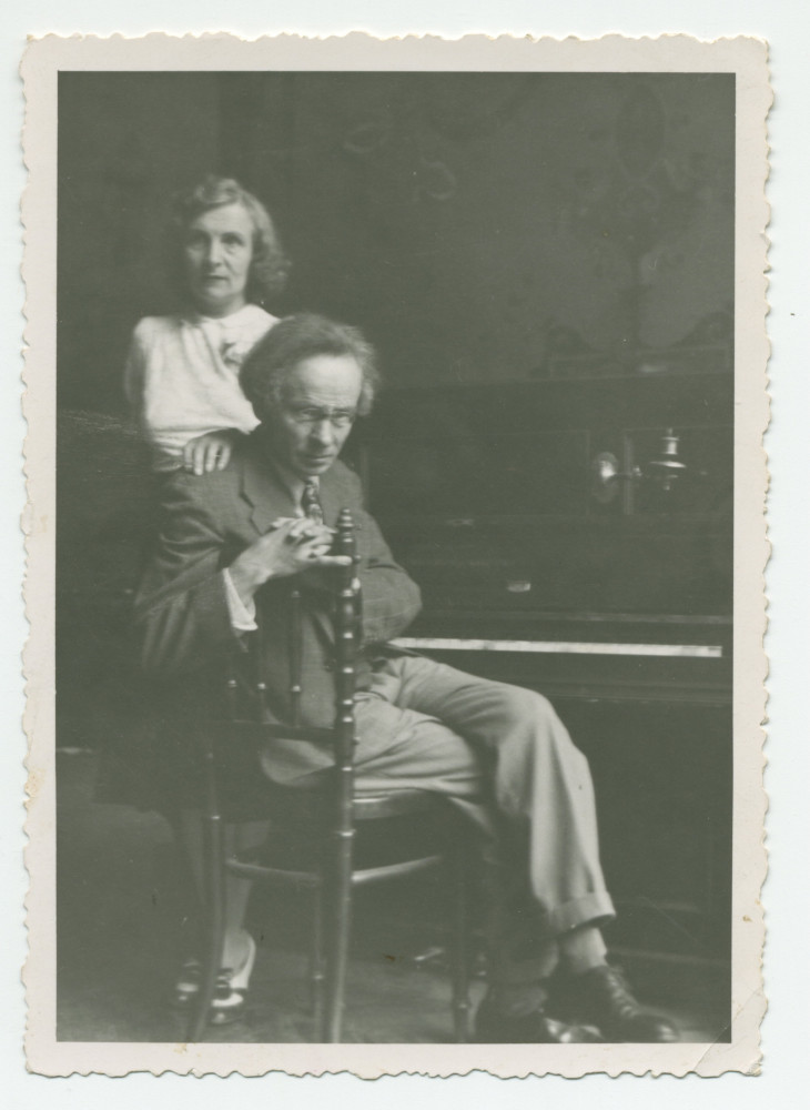 Photographie du pianiste polonais Józef Turczynski, assis devant un piano droit, avec son épouse Janina (née Grochowalska, cantatrice), debout la main sur son épaule