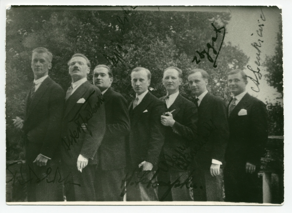 Photographie dédicacée des disciples polonais de Paderewski Stanislaw Bielicki, Albert Tadlewski, Stanislaw Szpinalski, Henryk Sztompka, Aleksander Brachocki (seul américain), Zygmunt Dygat et Alexandre Sienkiewicz, sur la terrasse de Riond-Bosson