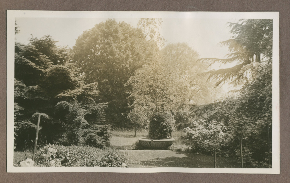 Photographie d'une fontaine dans le jardin de la propriété de Riond-Bosson en 1935