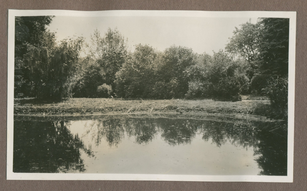 Photographie d'un étang dans le jardin de la propriété de Riond-Bosson en 1935
