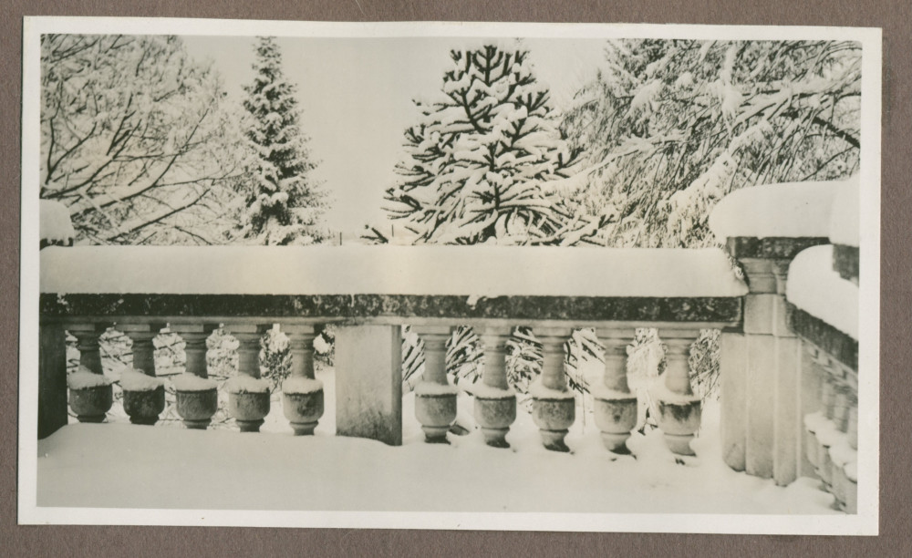 Photographie de la rampe de la terrasse sud de la villa de Riond-Bosson en 1935 sous la neige