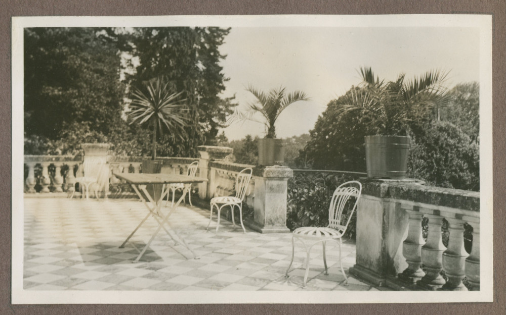 Photographie de la terrasse sud (avec table et chaises en fer forgé blanc) de la villa de Riond-Bosson en 1935