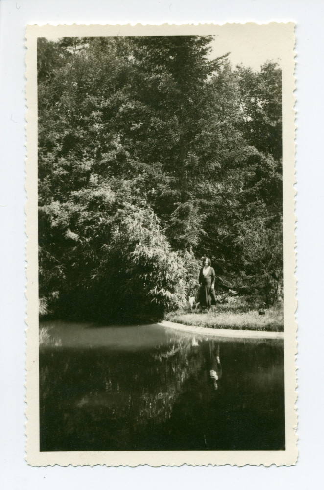 Photographie d'Hélène Paderewska se promenant au bord de l'étang aux poissons d'or dans le jardin de Riond-Bosson