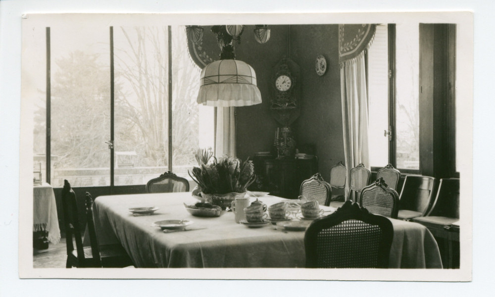 Photographie de la salle à manger de Riond-Bosson, avec la table mise pour le thé des employés et des hôtes