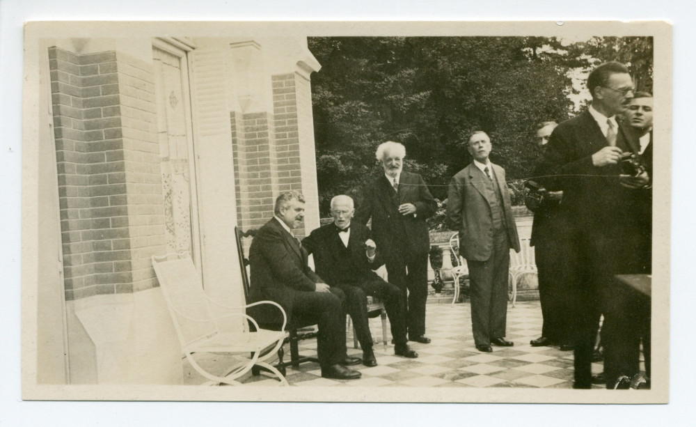 Photographie (de gauche à droite) de René Morax, Eugène Couvreu (syndic de Vevey), Jean Morax, M. Gentys et Albert Tadlewski, sur la terrasse de Riond-Bosson, lors de la fête de la Saint-Ignace le 31 juillet 1932