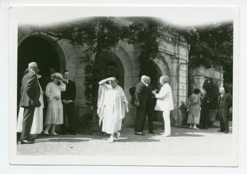Photographie de Paderewski et Antonina Wilkonska (en blanc) avec leurs invités dans le parc de Riond-Bosson, devant la villa, lors de la fête de la Saint-Ignace le 31 juillet 1924