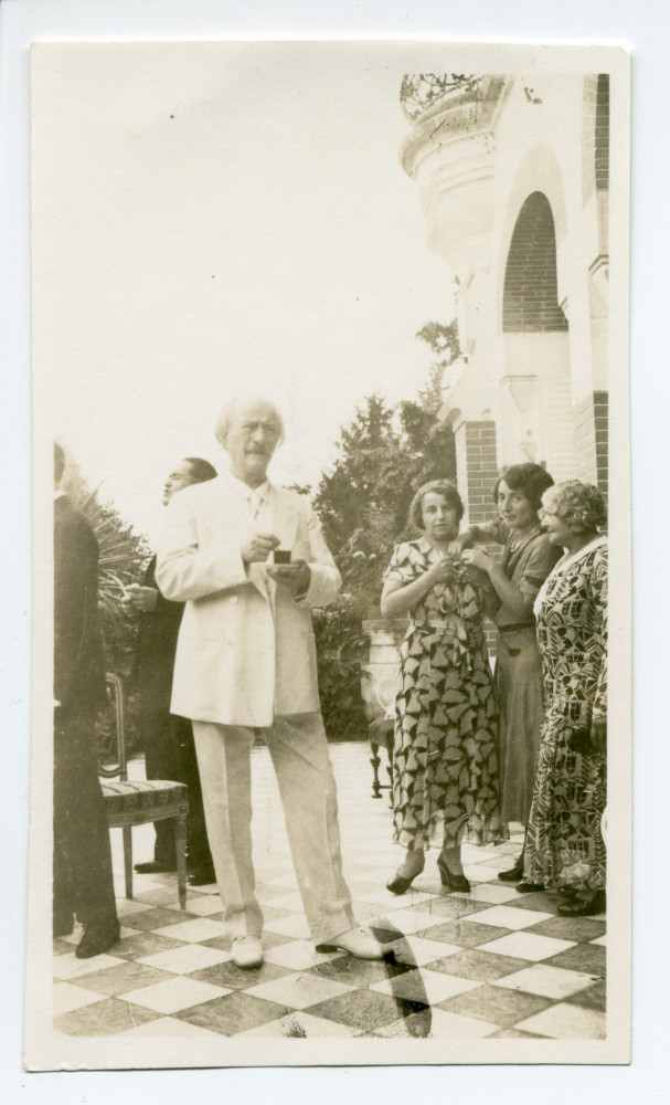 Photographie de Paderewski avec (de gauche à droite) Mme Obuchowicz (demi-sœur d'Hélène Paderewska), Mme Dygat mère et Mme Tadlewski mère, sur la terrasse de Riond-Bosson lors de la fête de la Saint-Ignace le 31 juillet 1936