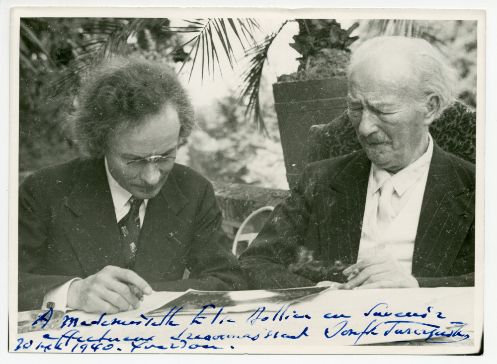Photographie de Paderewski travaillant avec Józef Turczynski à la nouvelle édition des œuvres de Chopin sur la terrasse de Riond-Bosson, en août 1939 – avec dédicace de Turczynski «à Mademoiselle Elsa ?…»
