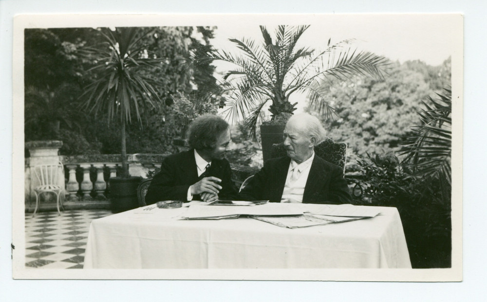 Photographie de Paderewski travaillant avec Józef Turczynski à la nouvelle édition des œuvres de Chopin sur la terrasse de Riond-Bosson, en août 1939