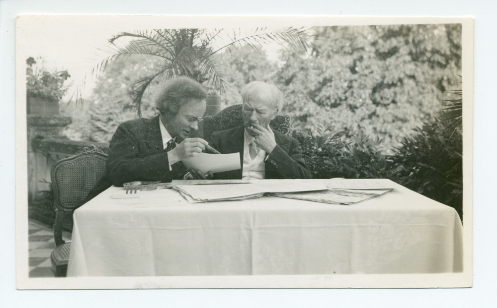 Photographie de Paderewski travaillant avec Józef Turczynski à la nouvelle édition des œuvres de Chopin sur la terrasse de Riond-Bosson, en août 1939
