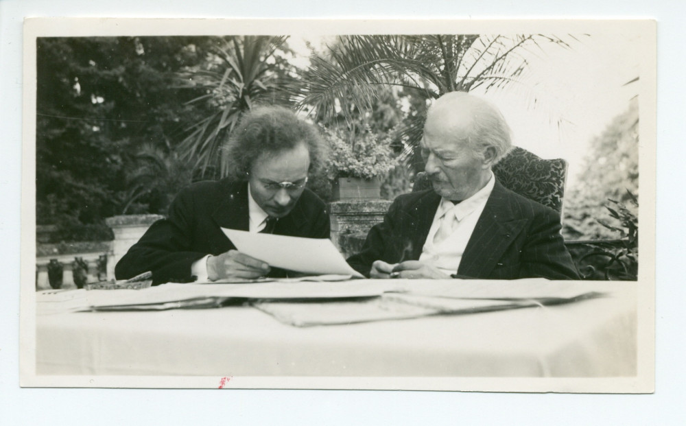 Photographie de Paderewski travaillant avec Józef Turczynski à la nouvelle édition des œuvres de Chopin sur la terrasse de Riond-Bosson, en août 1939