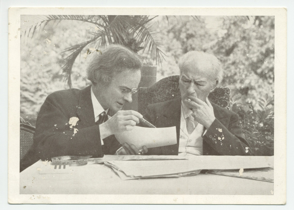 Carte postale de Paderewski travaillant avec Józef Turczynski à la nouvelle édition des œuvres de Chopin sur la terrasse de Riond-Bosson, en août 1939 – avec au verso une légende manuscrite d'Ignace W. Obuchowicz (filleul de Paderewski)