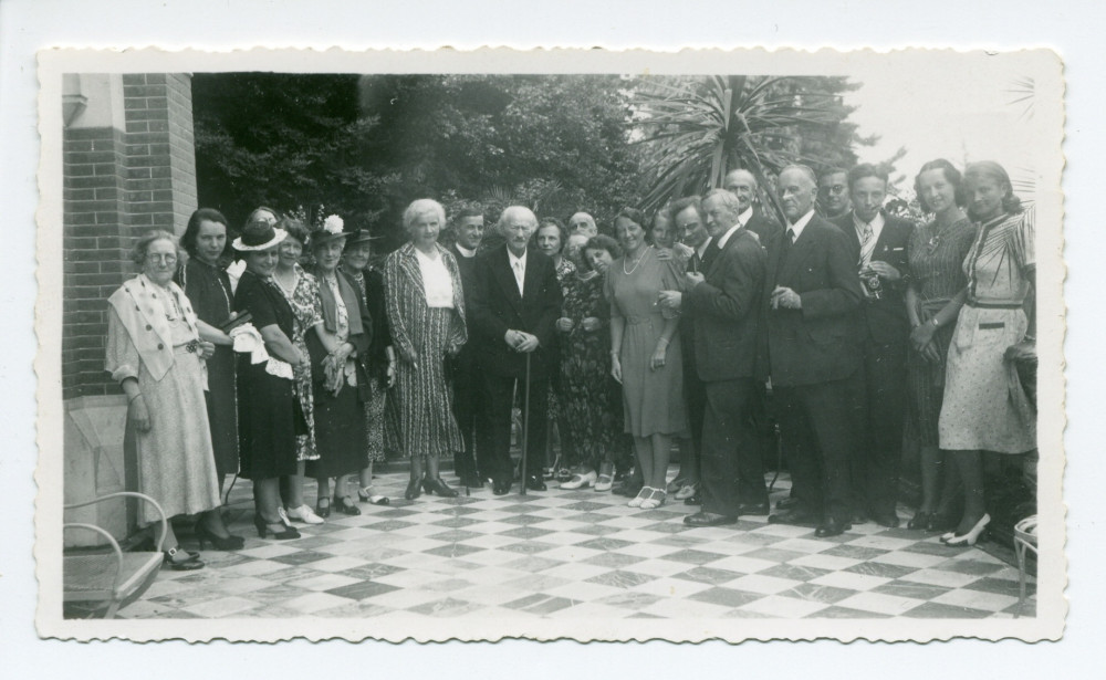 Photographie de Paderewski avec une vingtaine d'invités sur la terrasse de Riond-Bosson