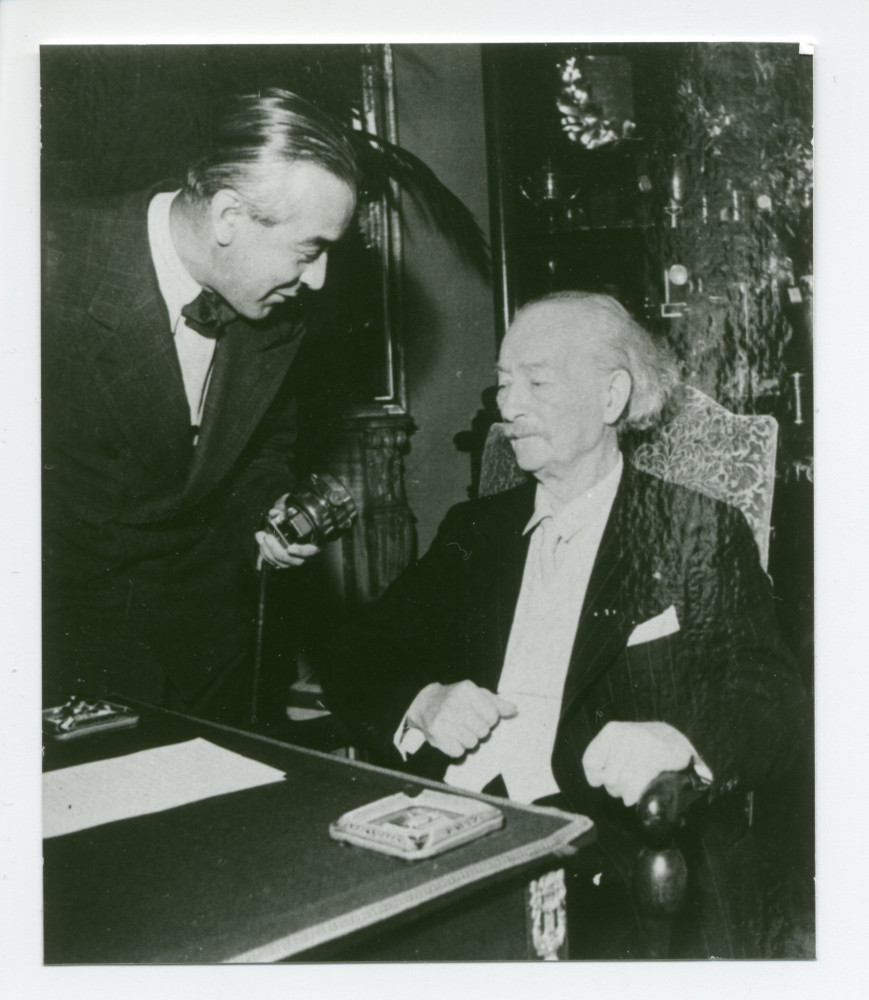 Photographie de Paderewski enregistrant, le 21 septembre 1940 à Riond-Bosson, son discours d'adieu à la Suisse, diffusé le 29 septembre 1940 sur les ondes de Radio-Lausanne, avant d'embarquer pour les Etats-Unis