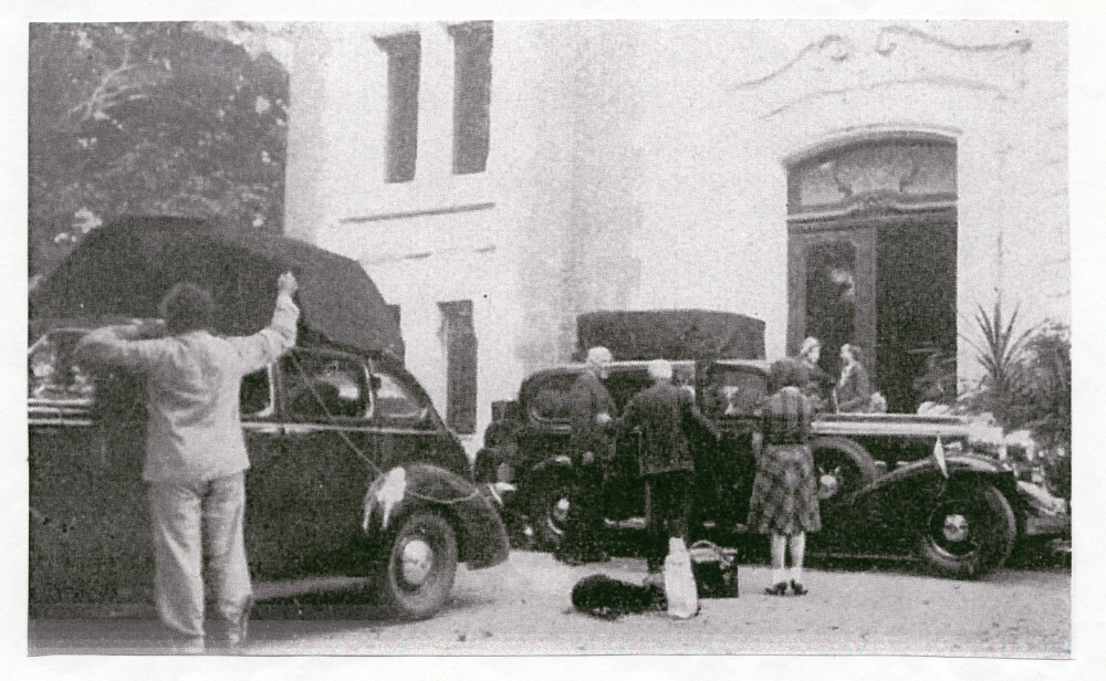Photographie des adieux de Paderewski devant l'entrée de Riond-Bosson, le 23 septembre 1940, avant d'embarquer pour les Etats-Unis (reproduction de mauvaise qualité)