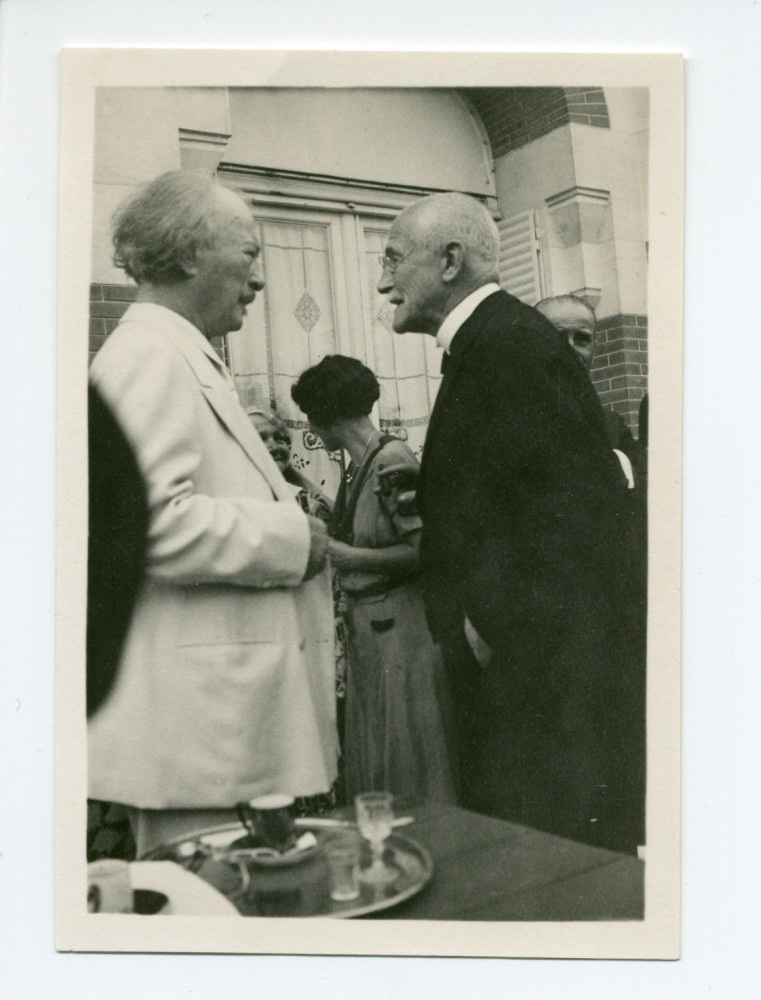 Photographie de Paderewski prenant le café avec un homme non identifié sur la terrasse de Riond-Bosson