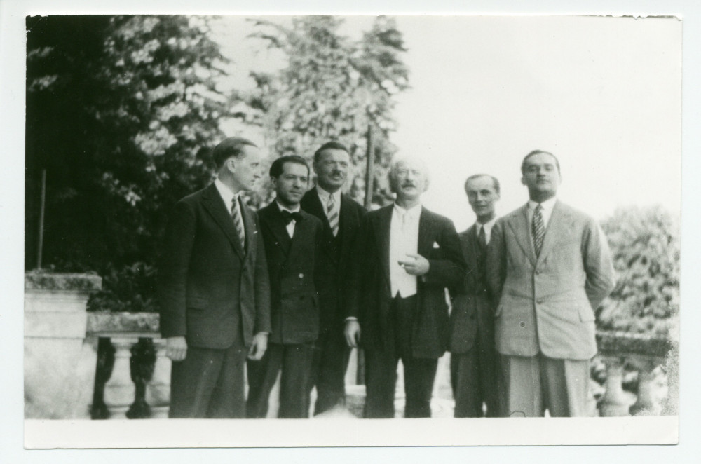 Photographie de Paderewski avec ses disciples polonais Henryk Sztompka, Stanislaw Nawrocki, Albert Tadlewski, Zygmunt Dygat et Stanislaw Szpinalski, sur la terrasse de Riond-Bosson