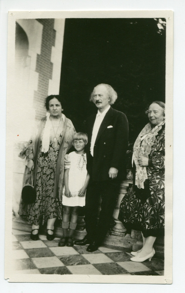 Photographie d'Hélène et Ignace Paderewski avec la petite Anne Strakacz (env. 6 ans) et Antonina Wilkonska, sur la terrasse de Riond-Bosson