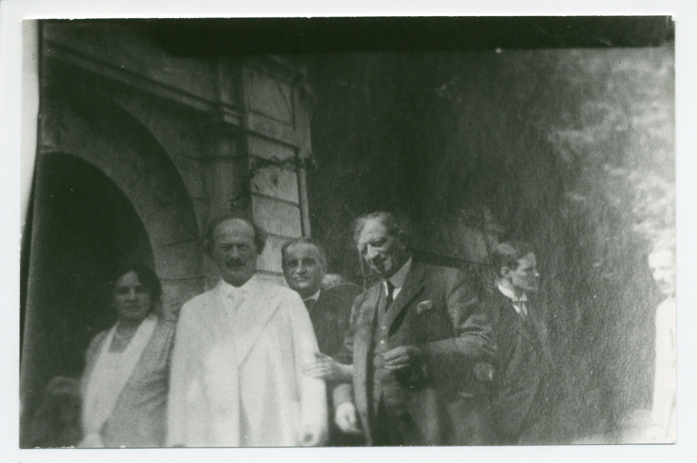 Photographie d'Hélène et Ignace Paderewski avec (de gauche à droite) Henryk Opienski, Gustave Doret et deux hommes non identifiés sur la terrasse de Riond-Bosson